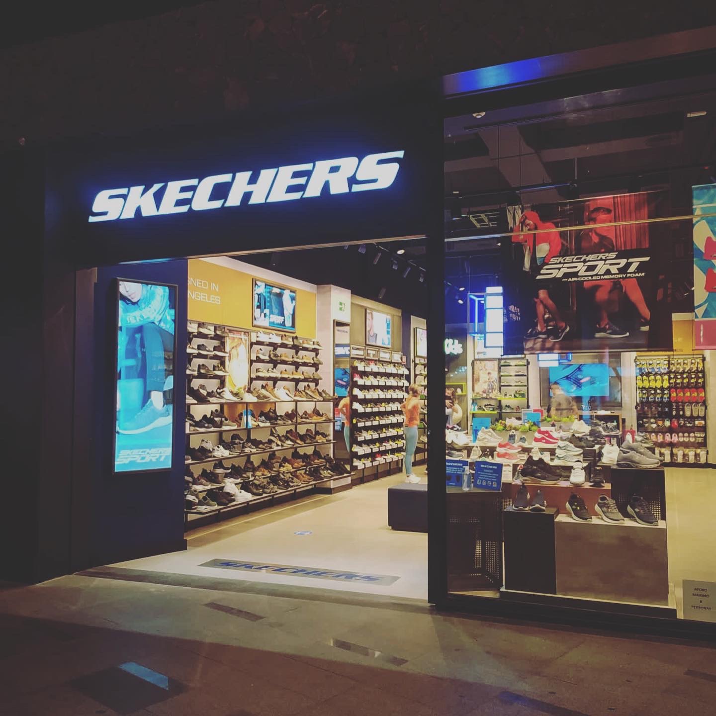 945 filósofo Desplazamiento Skechers - Centro Comercial Siam Mall